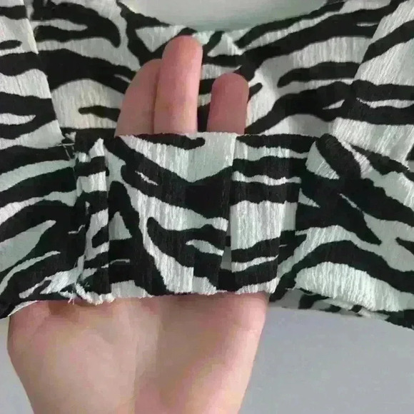 ZARA | Girl's White/Black Textured Animal Print  Cropped Top - Picture 4 of 5